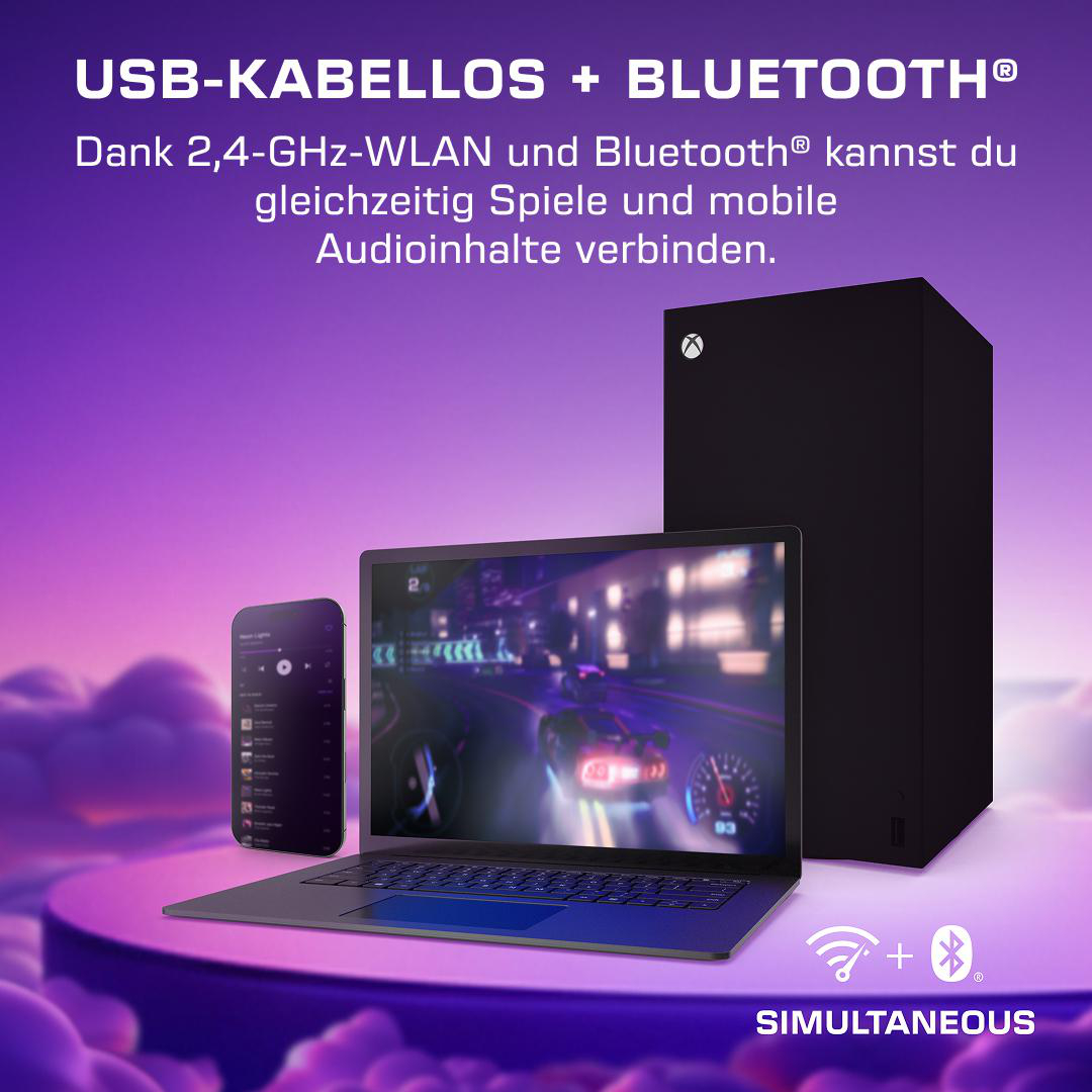 Xbox Series X, Laptop und Smartphone mit Rennspielanzeige vor lila Wolken.