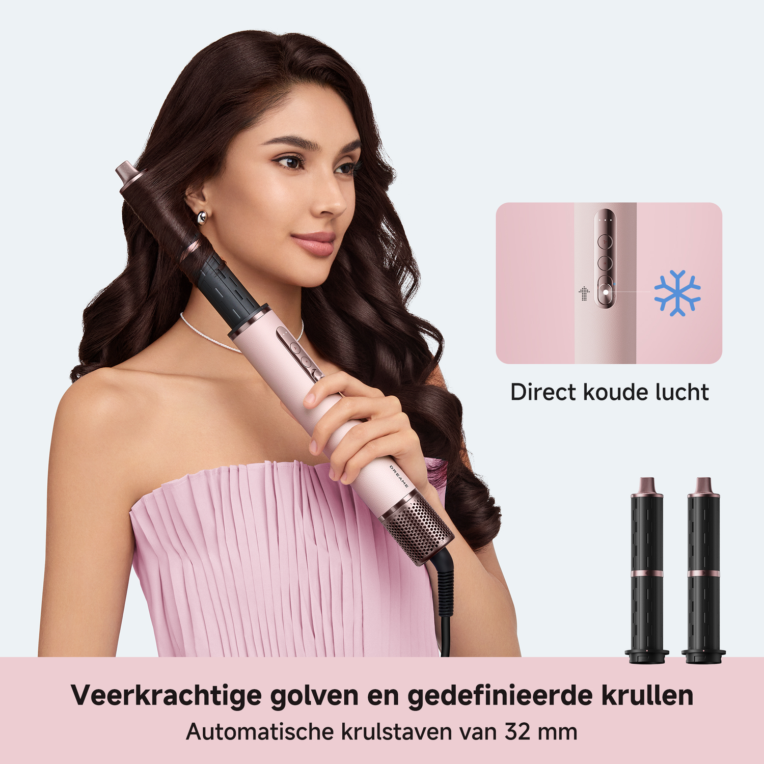 Een vrouw met donker haar gebruikt een roze krultang om golven te creëren.