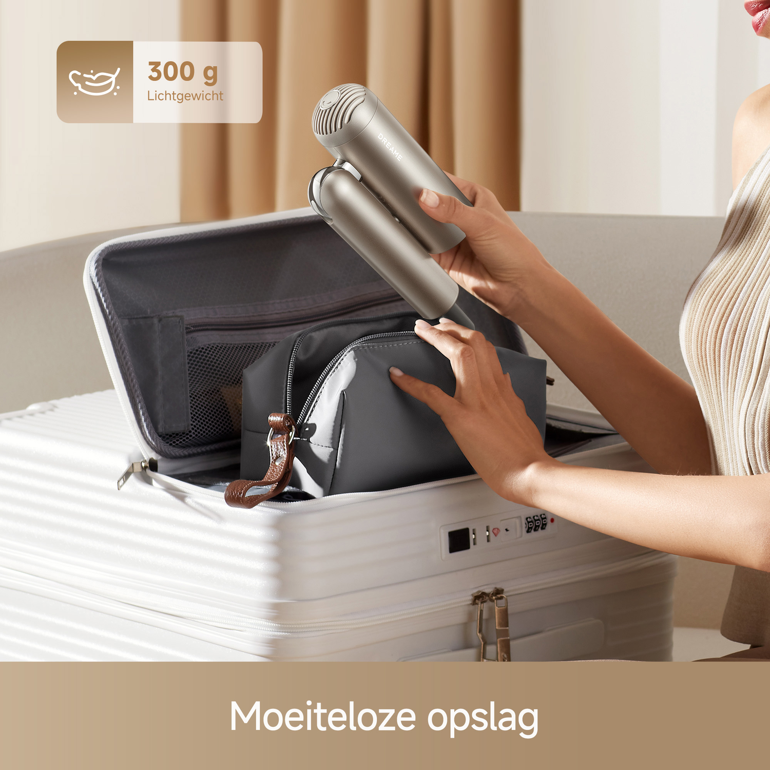 Lichte zilveren haardrogers worden in een witte koffer gepakt.
