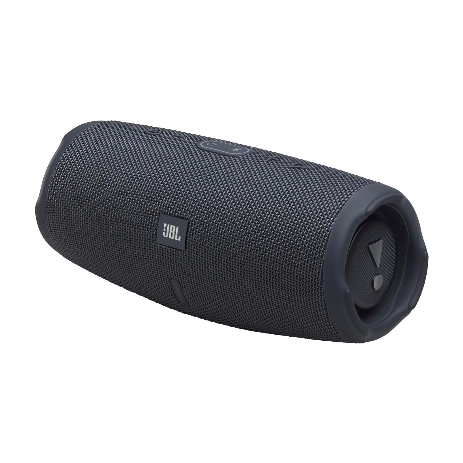 Ein dunkler JBL Bluetooth-Lautsprecher auf weißem Hintergrund.
