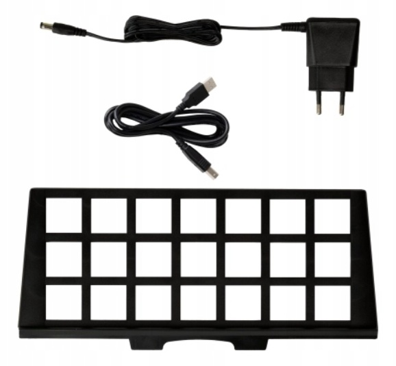 Zasilacz, kabel USB i czarny uchwyt z 15 kwadratowymi otworami.