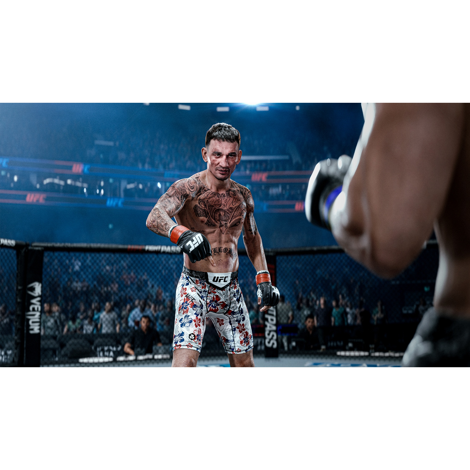 Getatoeëerde MMA-vechter in bloemenbroek in een ring met publiek.