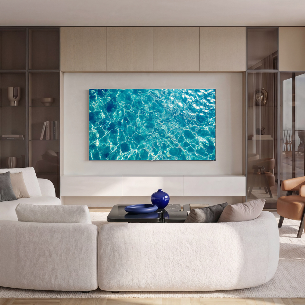 Una sala de estar moderna con un televisor grande que muestra patrones de luz submarinos.