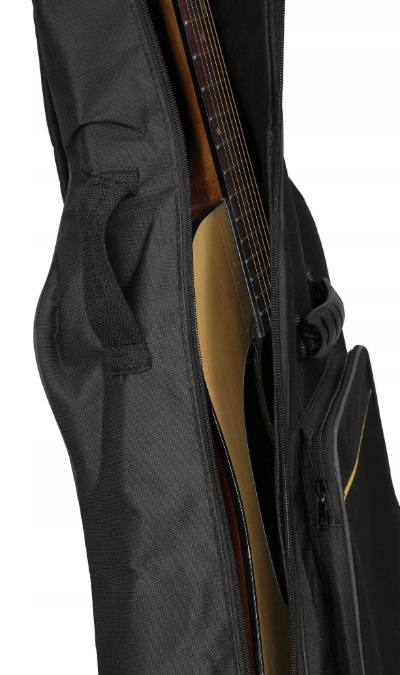 Gitara akustyczna jest częściowo widoczna w czarnej, wyściełanej torbie z zamkiem błyskawicznym.