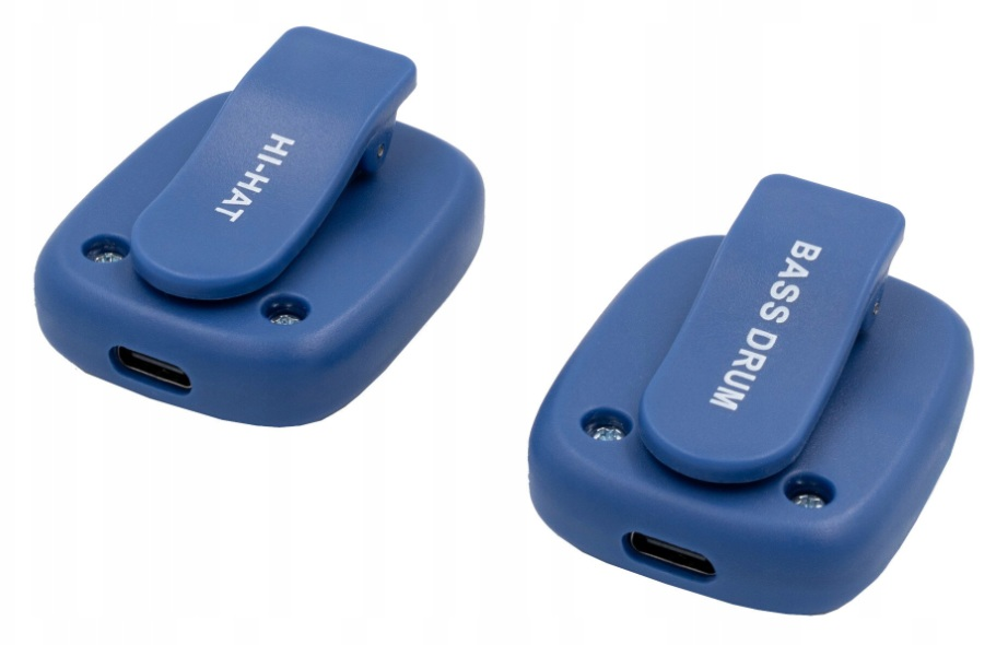 Dwa niebieskie urządzenia z klipsem i portami USB-C. Jedno z napisem „HI-HAT", drugie „BASS DRUM".