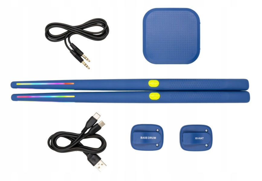 Niebieskie pałeczki perkusyjne z diodami LED, kablem USB-C, kablem audio, padami bębna basowego i hi-hatu.