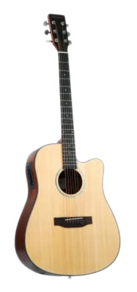 Jasna gitara akustyczna z ciemną podstrunnicą i strunami.