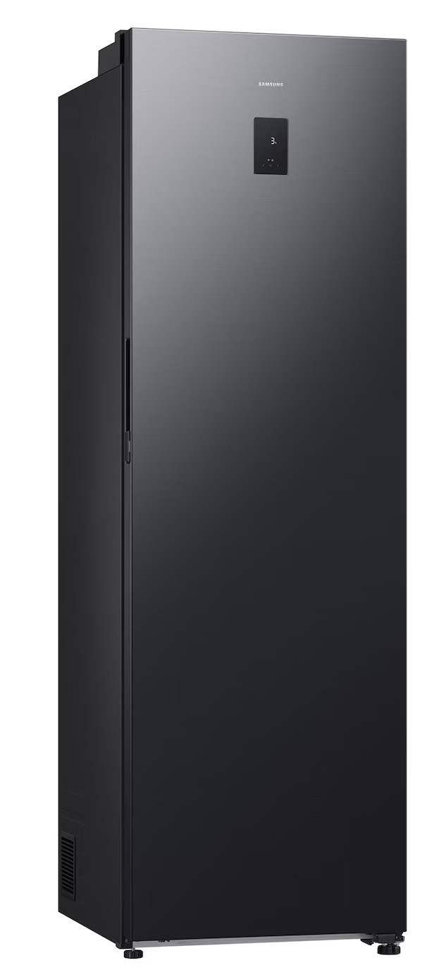 Ciemny zamrażarka Samsung z cyfrowym wyświetlaczem na drzwiach.