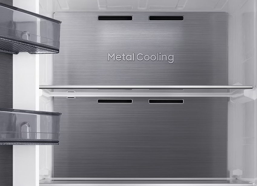 Metalowy panel chłodzący w lodówce z otworami wentylacyjnymi i szufladami.