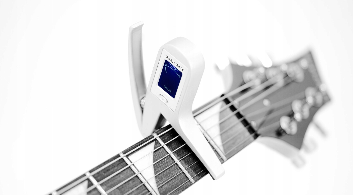 Biały kapodaster gitarowy z cyfrowym wyświetlaczem na gryfie gitary.