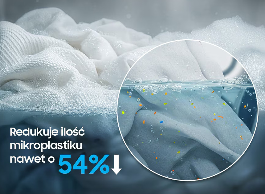 Białe pranie w pralce, z mikroplastikiem w wodzie.
