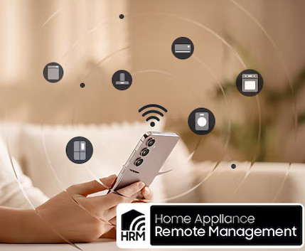 Dłoń trzyma smartfon z ikonami urządzeń domowych i sygnałem Wi-Fi.