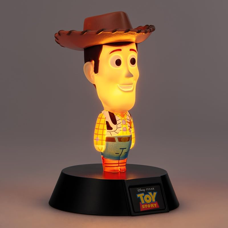 Egy világító Woody baba a Toy Storyból fekete talapzaton áll logóval.
