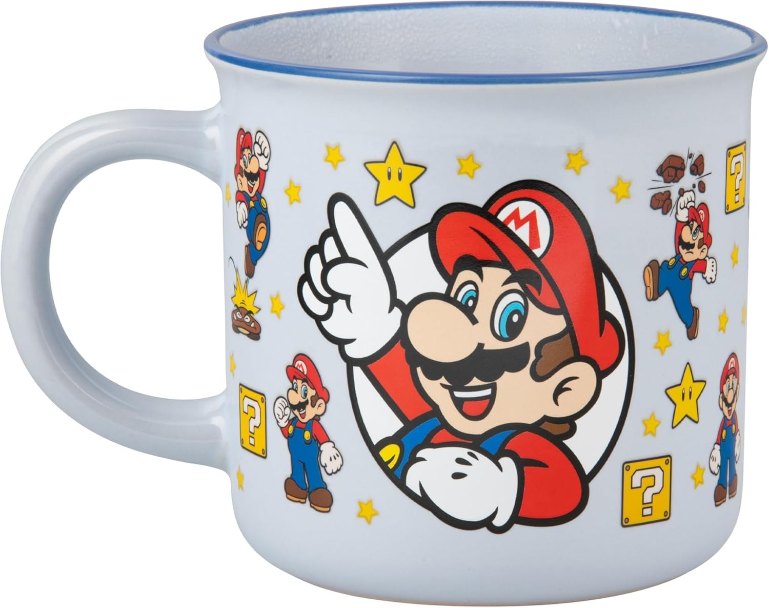 Világos csésze Mario figurákkal, csillagokkal és kérdőjel blokkokkal.