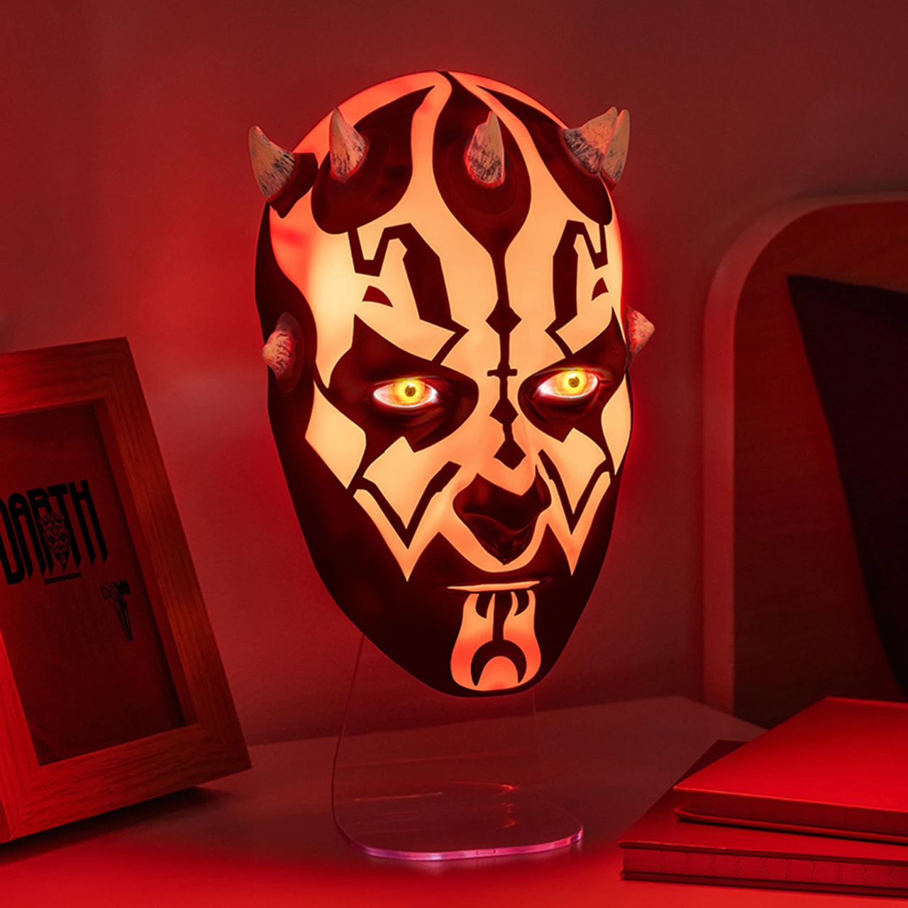 Darth Maul maszk lámpa világító sárga szemekkel és szarvakkal, állványon.