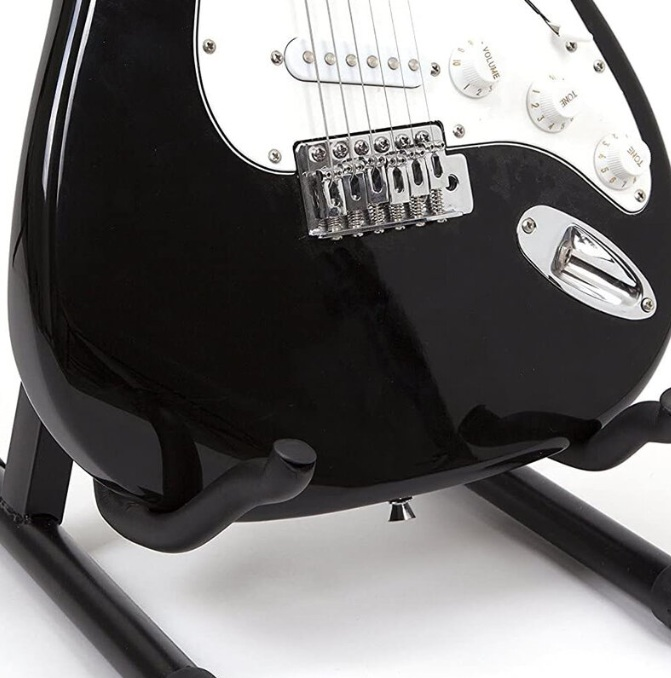 Błyszcząca czarna gitara elektryczna na czarnym stojaku, zbliżenie.