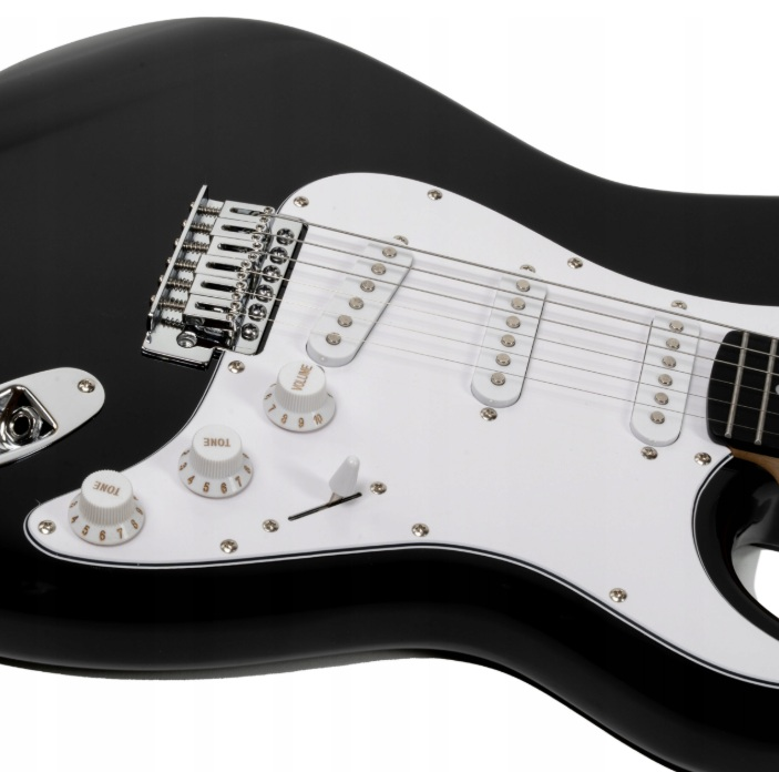 Czarna gitara elektryczna z białym pickguardem i srebrnym osprzętem.