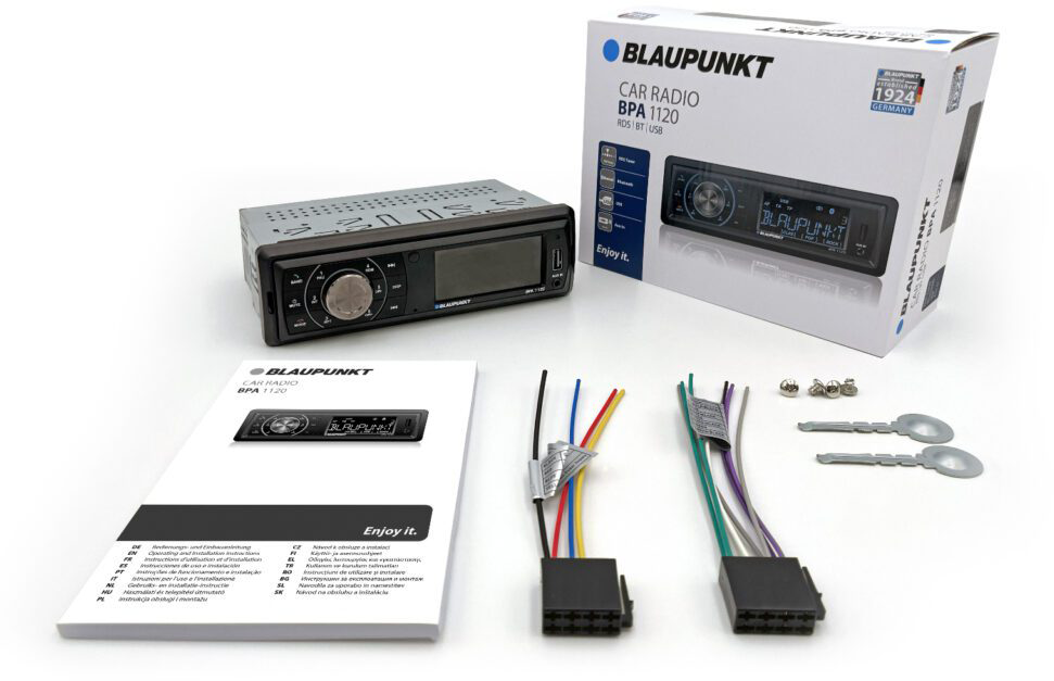 Blaupunkt BPA 1120 autós rádió kábelekkel, kézikönyvvel és dobozzal fehér háttéren.