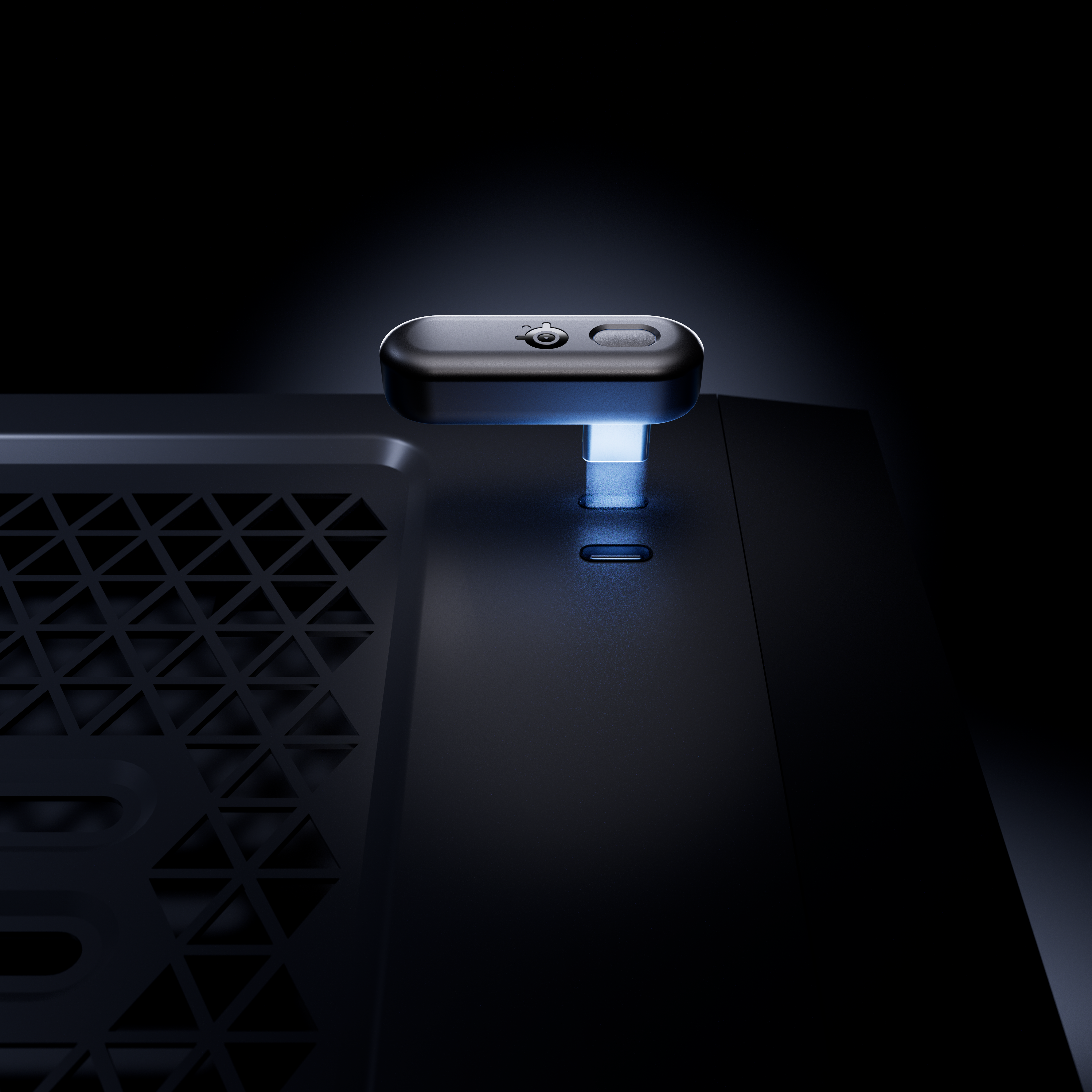 Ein dunkler USB-C-Dongle mit Logo leuchtet blau auf einem schwarzen Gerät.