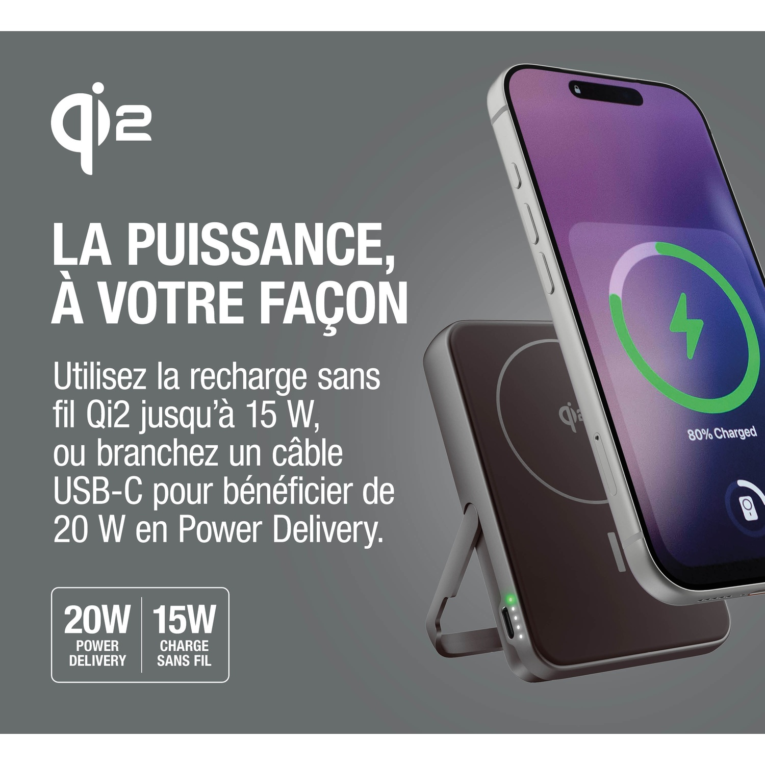 Un smartphone se charge sans fil sur un chargeur Qi2 avec support. 80% chargé.