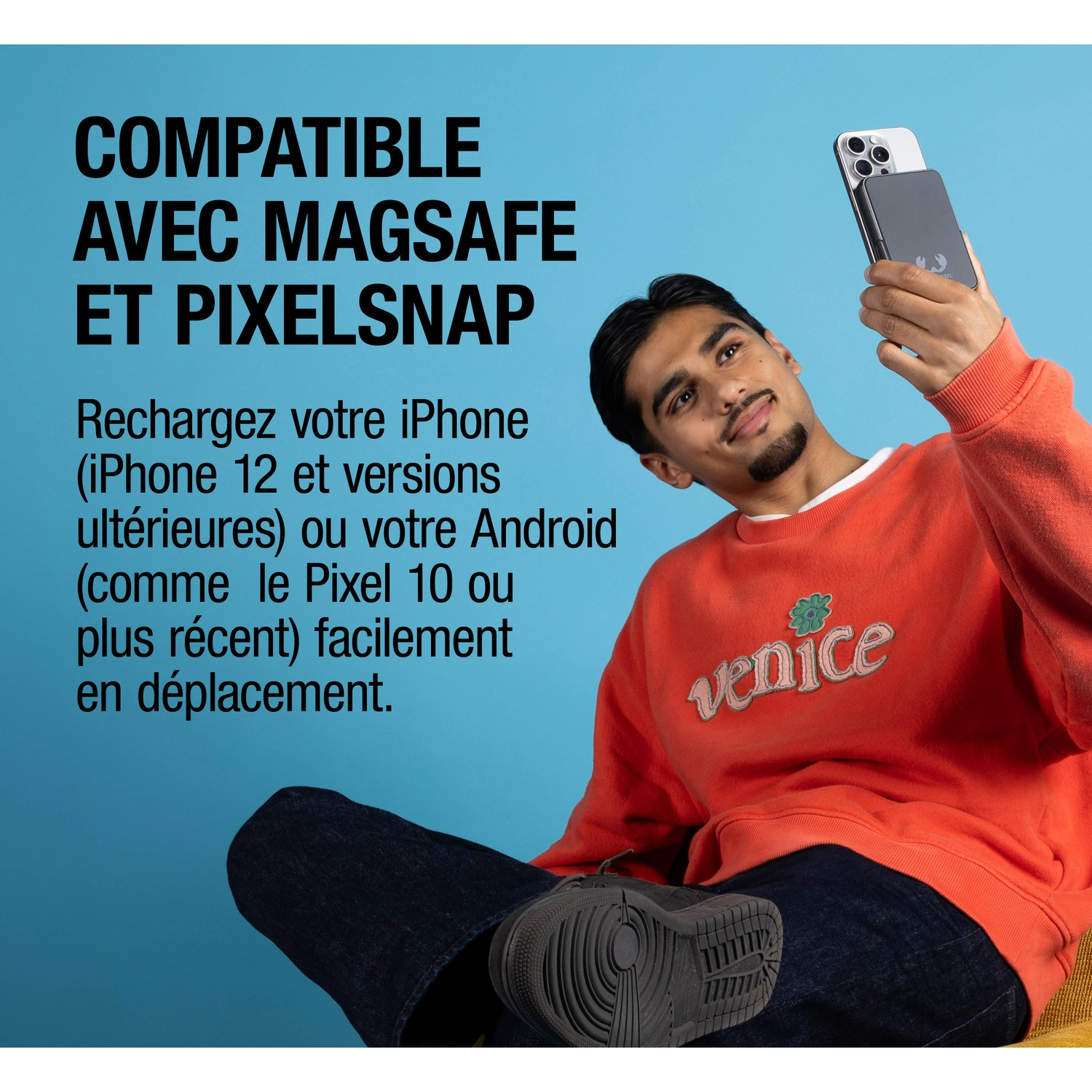 Un homme tient un iPhone avec chargeur MagSafe, souriant. Texte promeut la compatibilité.