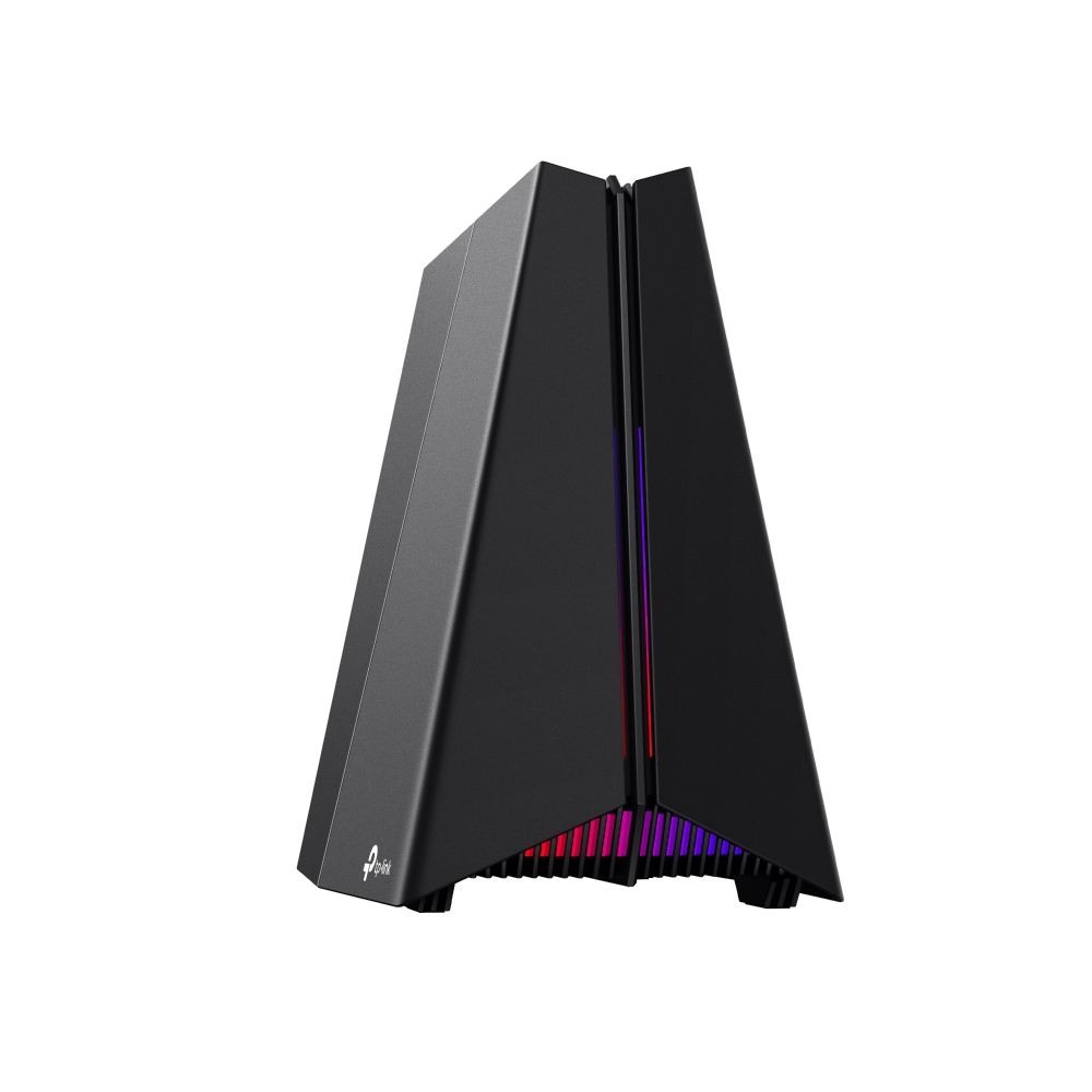 Fekete számítógéptorony elöl RGB világítással, fehér háttéren.