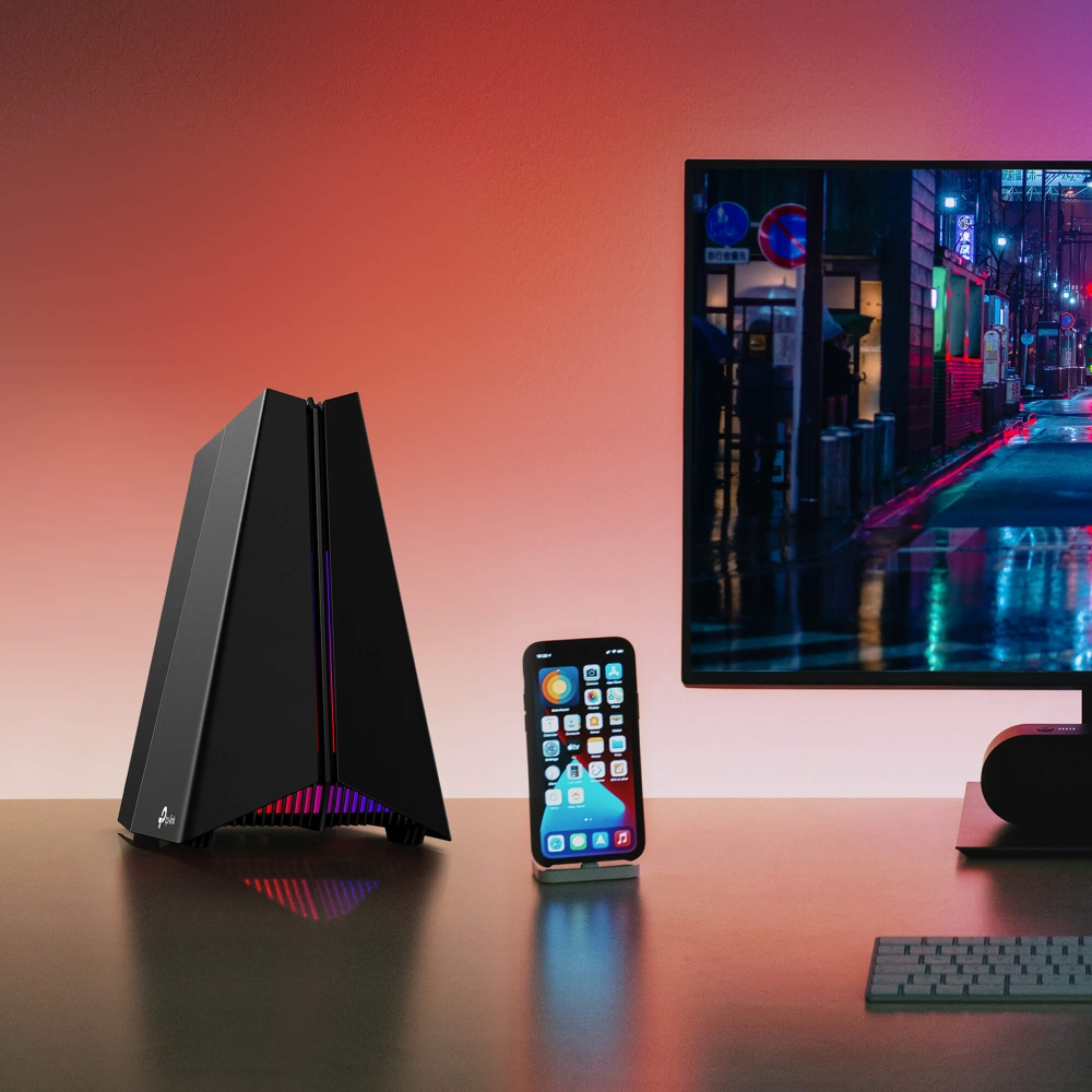 Fekete PC torony, telefon állványon, monitor íróasztalon, színátmenetes háttérrel.