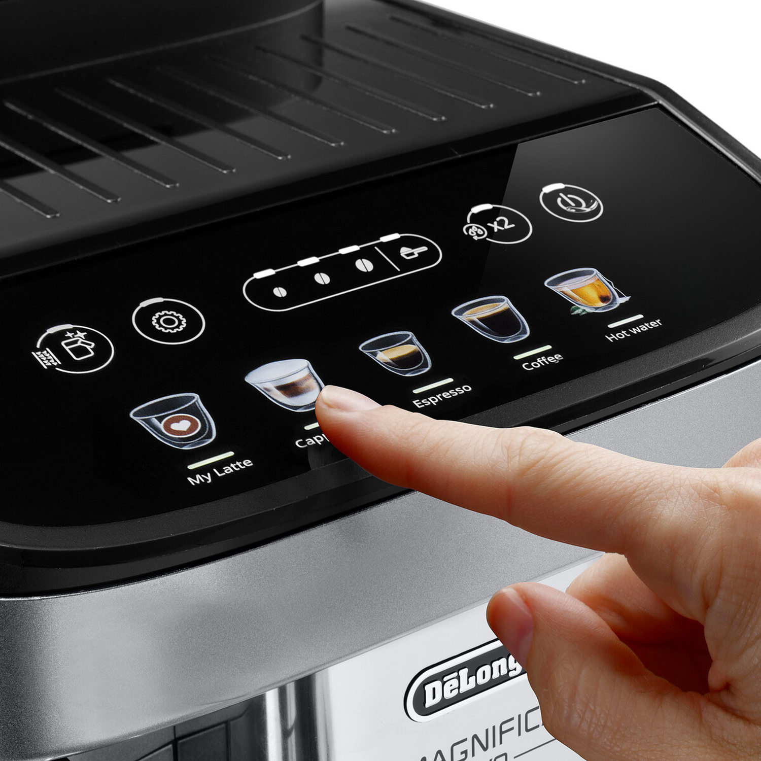 Een hand raakt een koffiezetapparaat scherm aan met koffiedrank iconen.