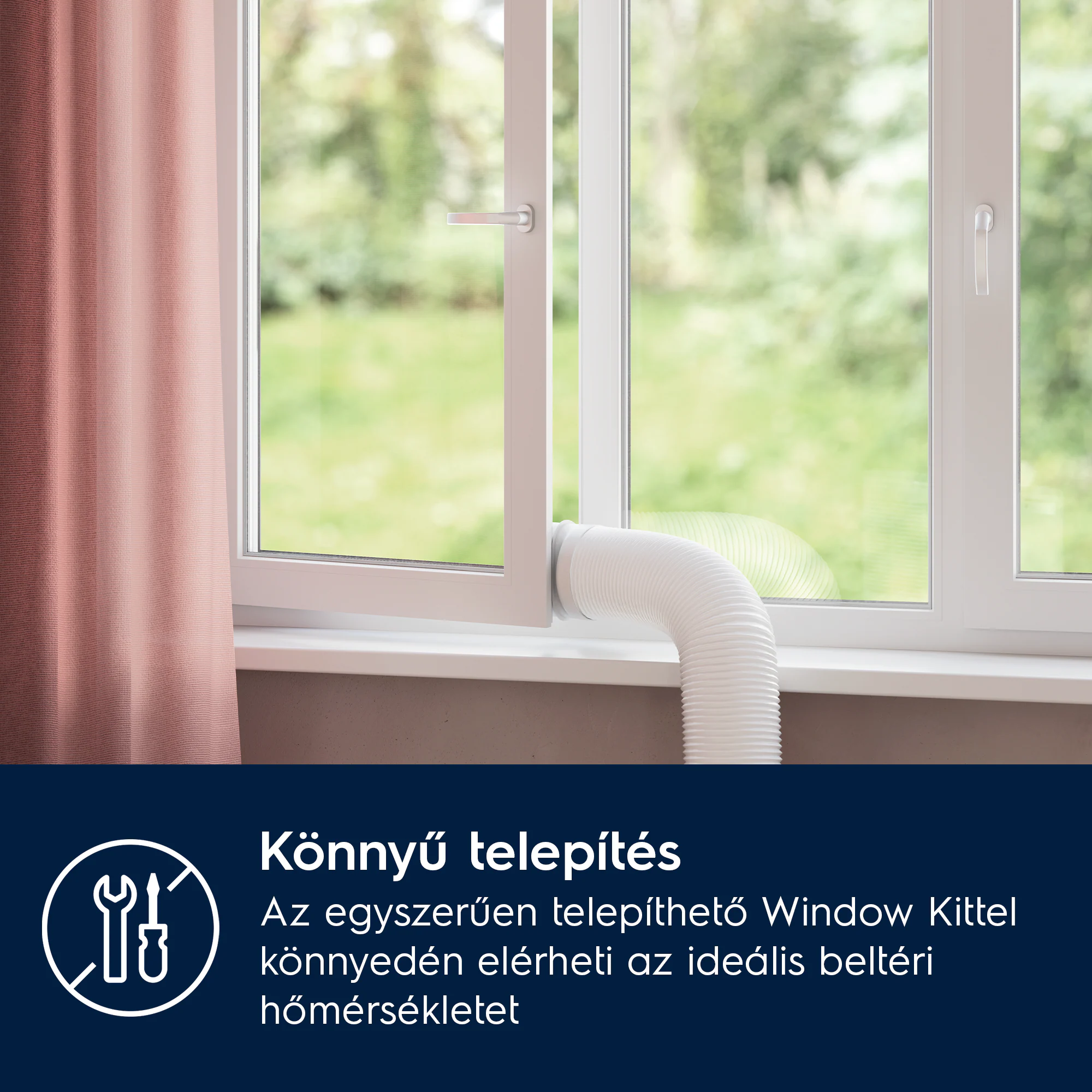 Egy fehér cső nyúlik ki egy nyitott ablakból. Rózsaszín függöny van bal oldalon.
