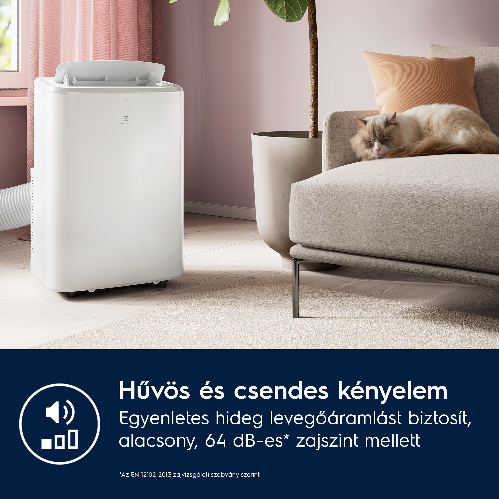 Egy fehér légkondi áll egy kanapé mellett, amelyen egy macska alszik.