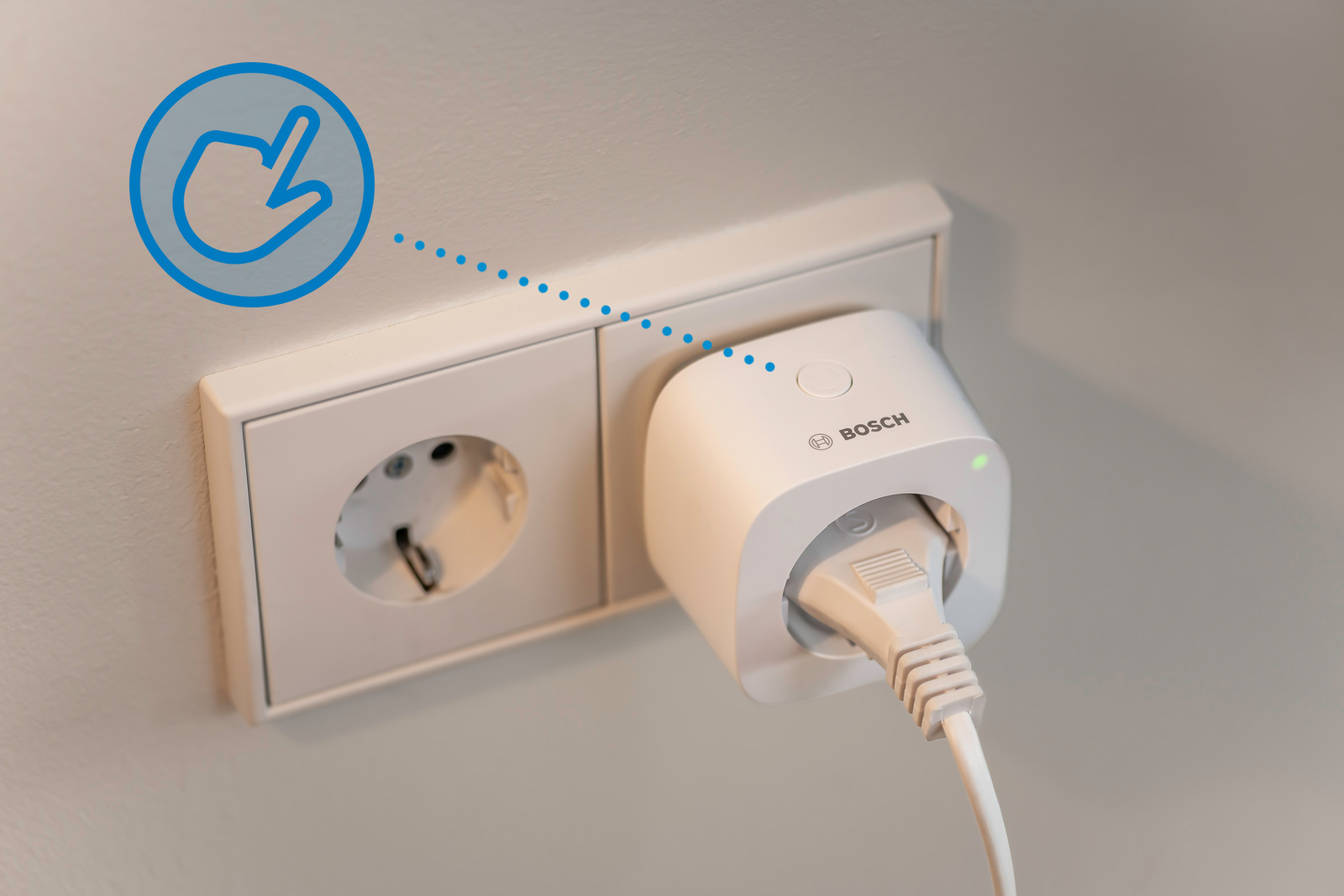Bosch Smart Plug in Steckdose, mit Handsymbol und blauen Punkten.