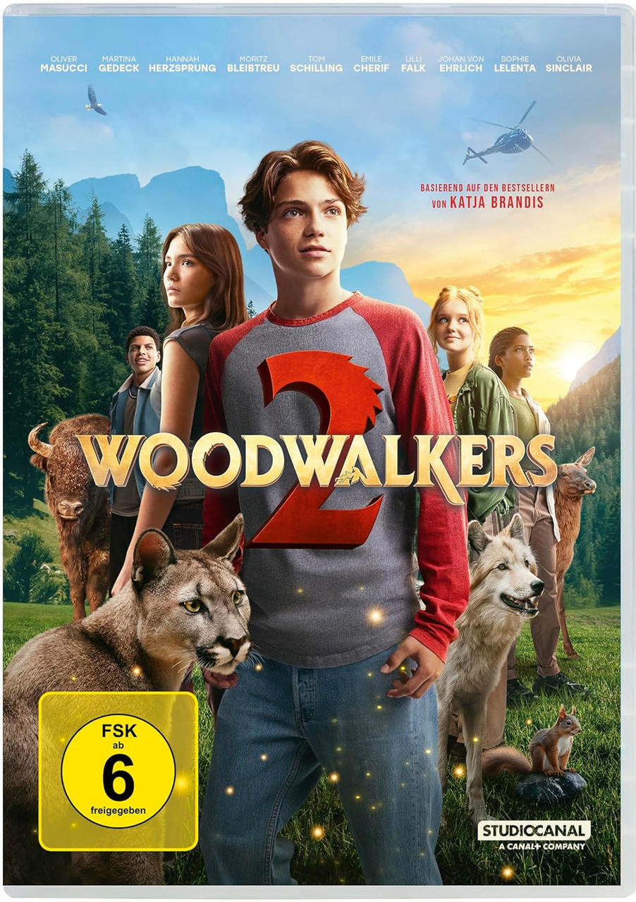 Jugendliche und Tiere vor Bergkulisse mit Titel "Woodwalkers 2".