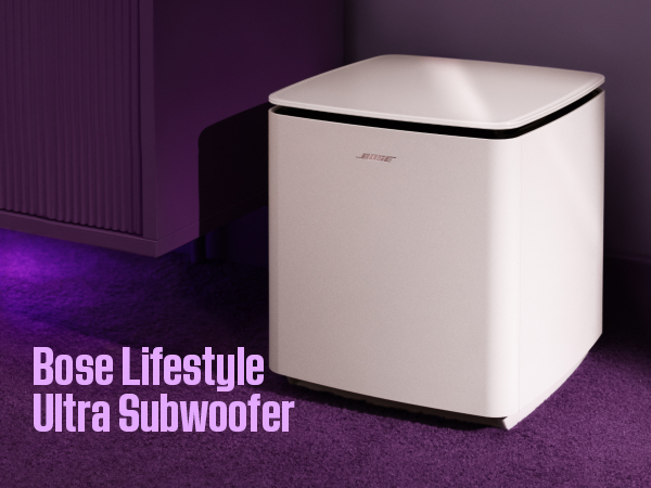Ein weißer Bose Lifestyle Ultra Subwoofer steht auf einem lila Teppich neben einem lila Schrank mit lila Beleuchtung.