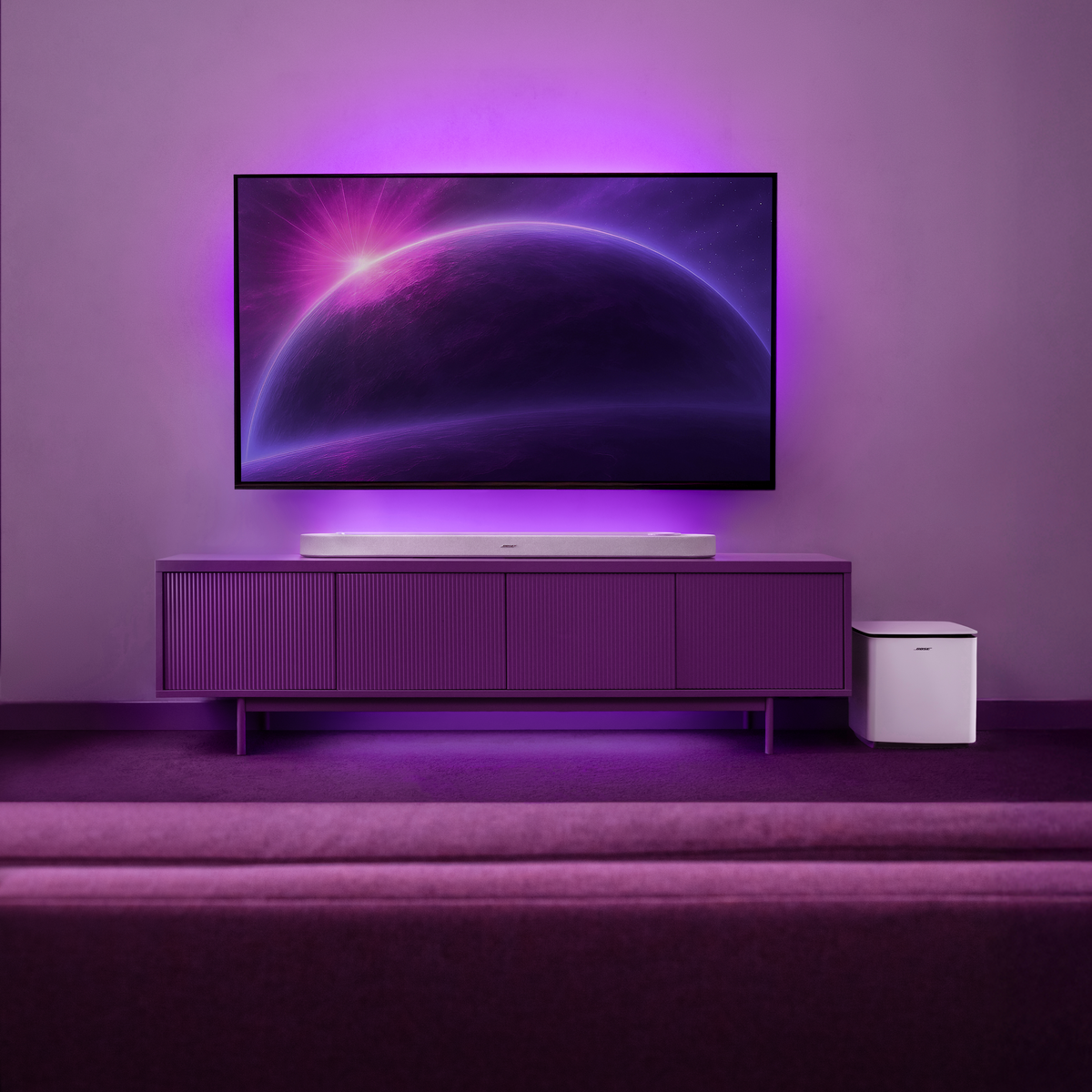 Moderne Wohnzimmereinrichtung mit einem Fernseher, der einen Planeten anzeigt, Soundbar und Subwoofer.