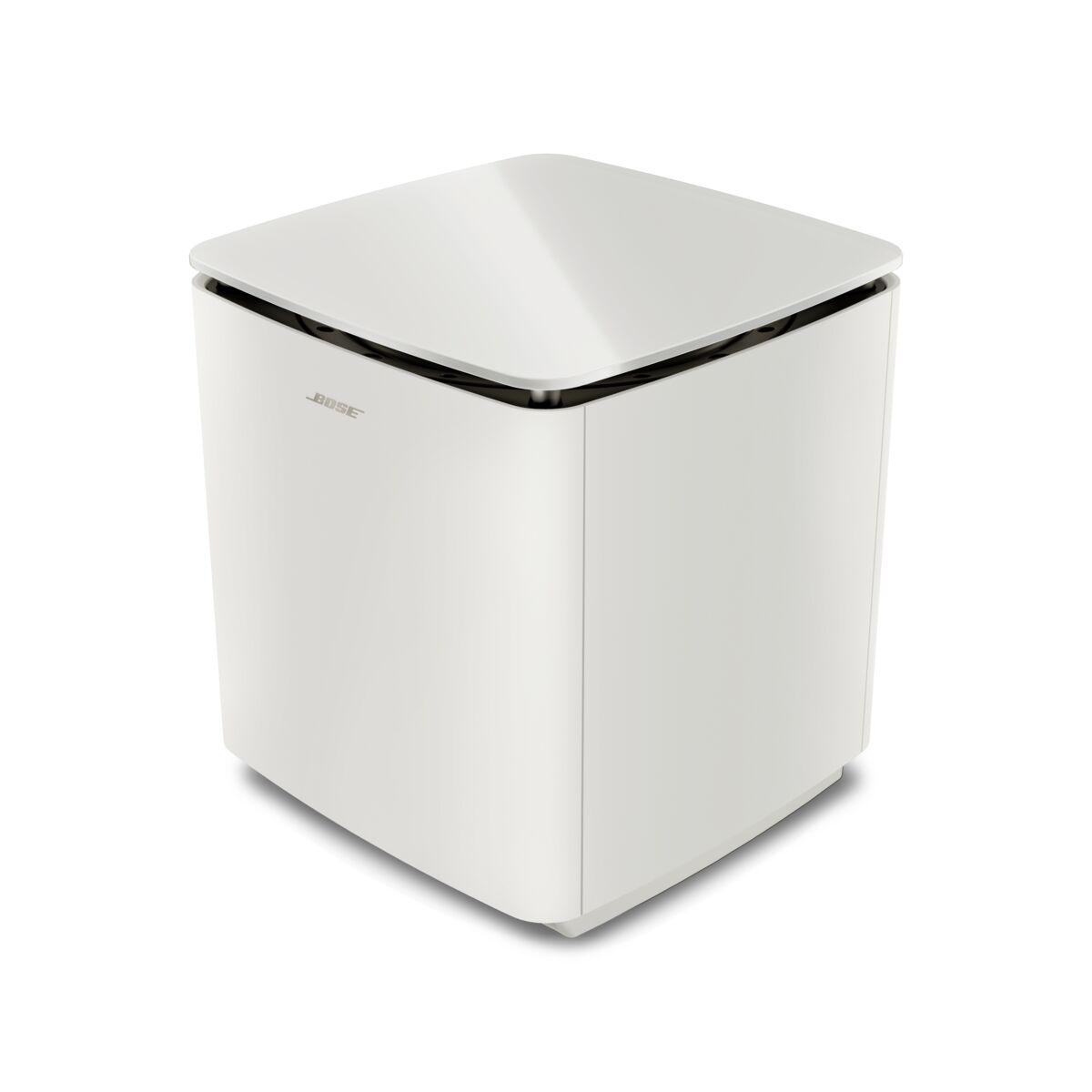 Ein weißer Bose-Subwoofer steht auf einem weißen Hintergrund.
