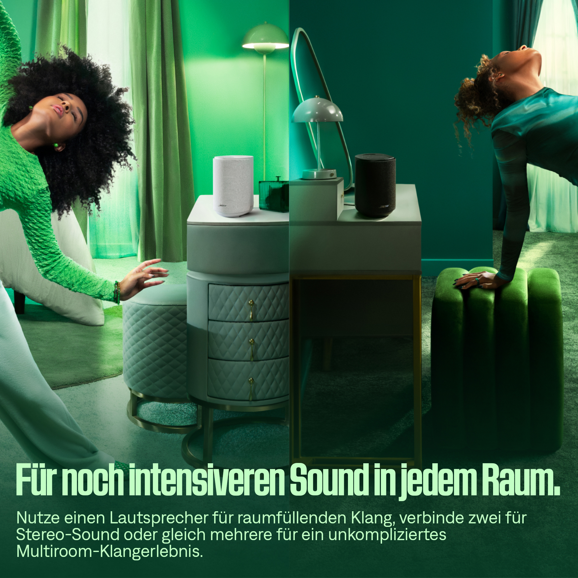 Zwei Personen in grüner Kleidung, zwei Bose-Lautsprecher auf einem Nachttisch.
