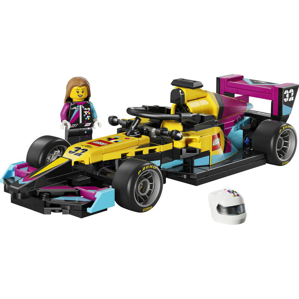 Ein gelber Lego-Rennwagen mit violetter und blauer Deko, daneben eine Lego-Figur und ein Helm.