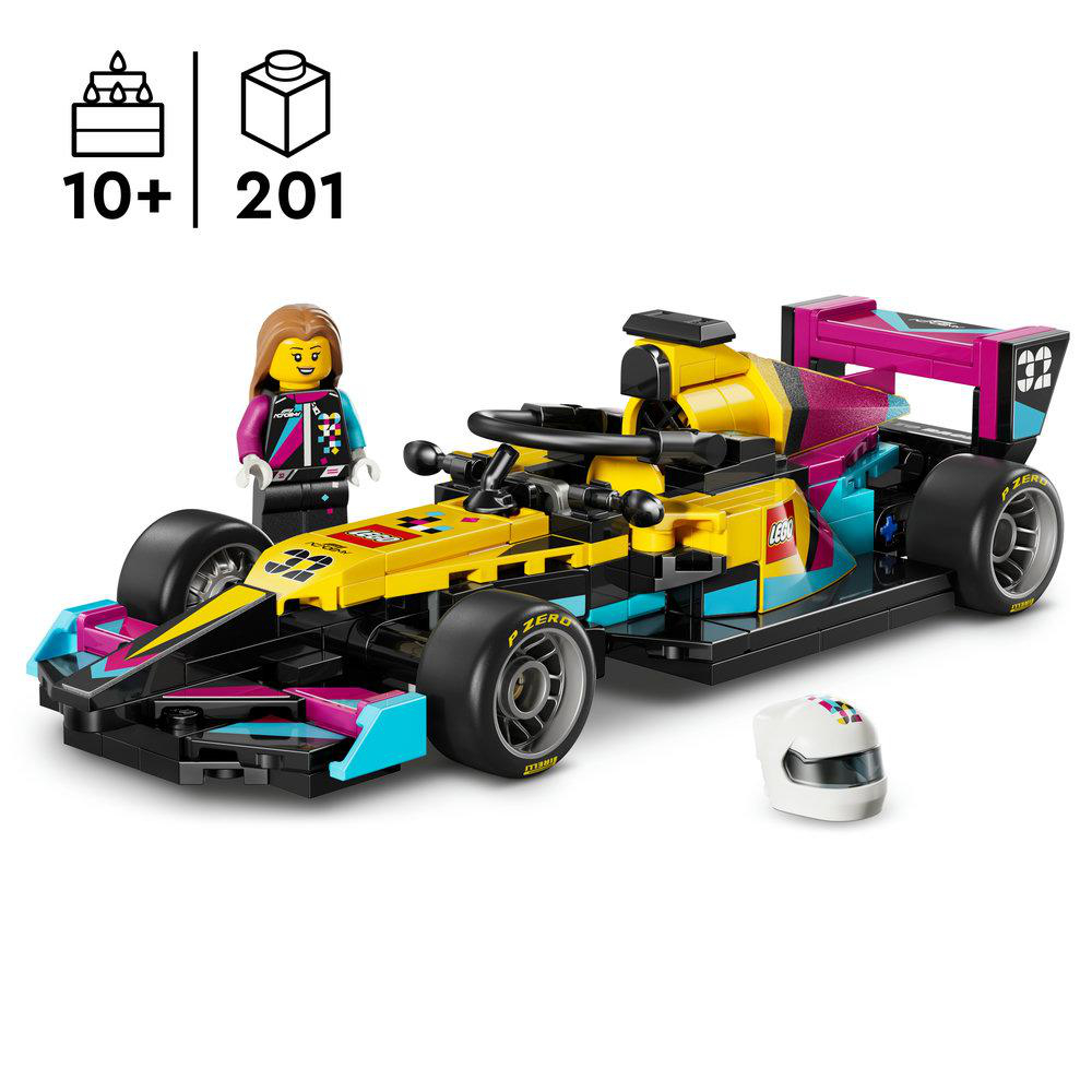LEGO-Rennwagen in Gelb, Blau und Magenta mit Minifigur und Helm.