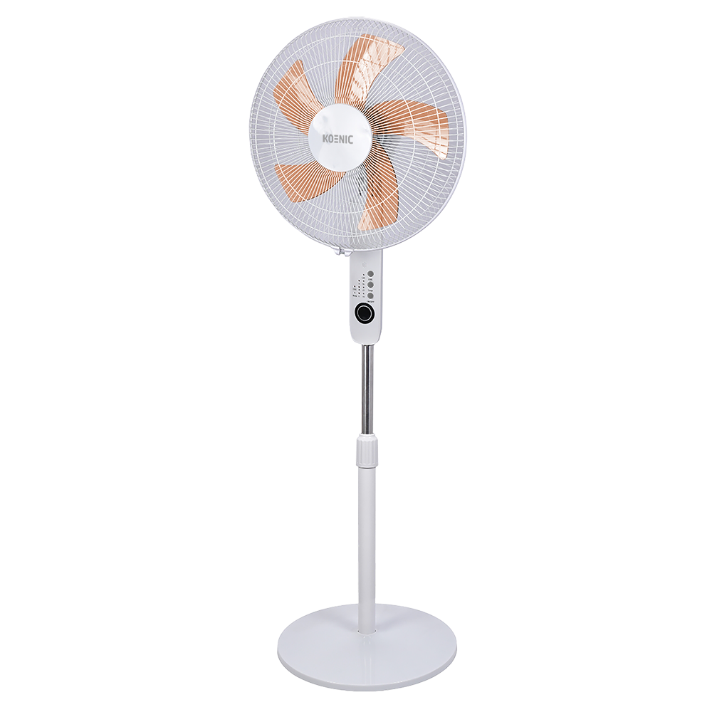 Un ventilador de pedestal blanco con aspas de cobre y panel de control.