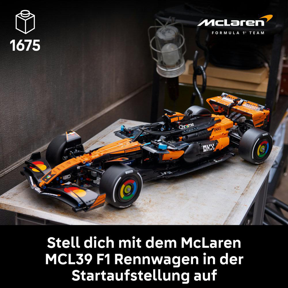 Ein Lego McLaren MCL39 F1 Rennwagen in Orange und Schwarz auf einem Tisch.
