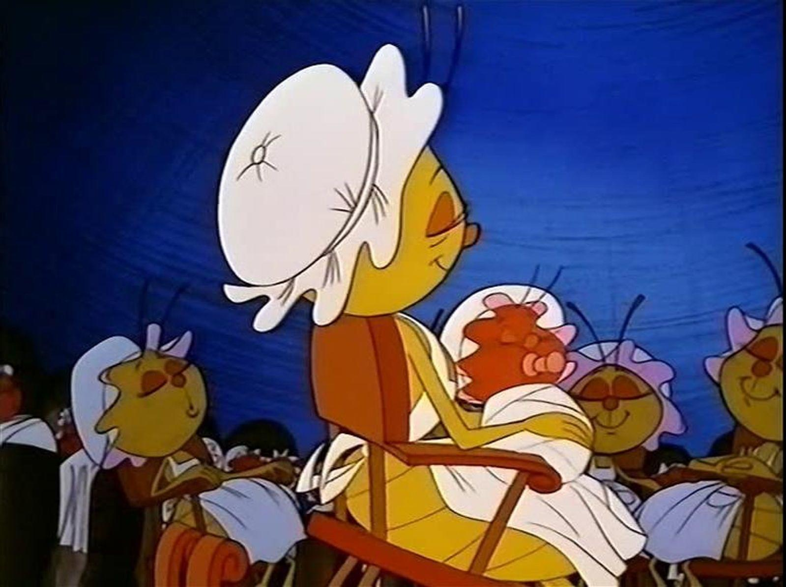 Eine Biene in einem Stuhl mit einem Baby, umgeben von anderen Bienen.