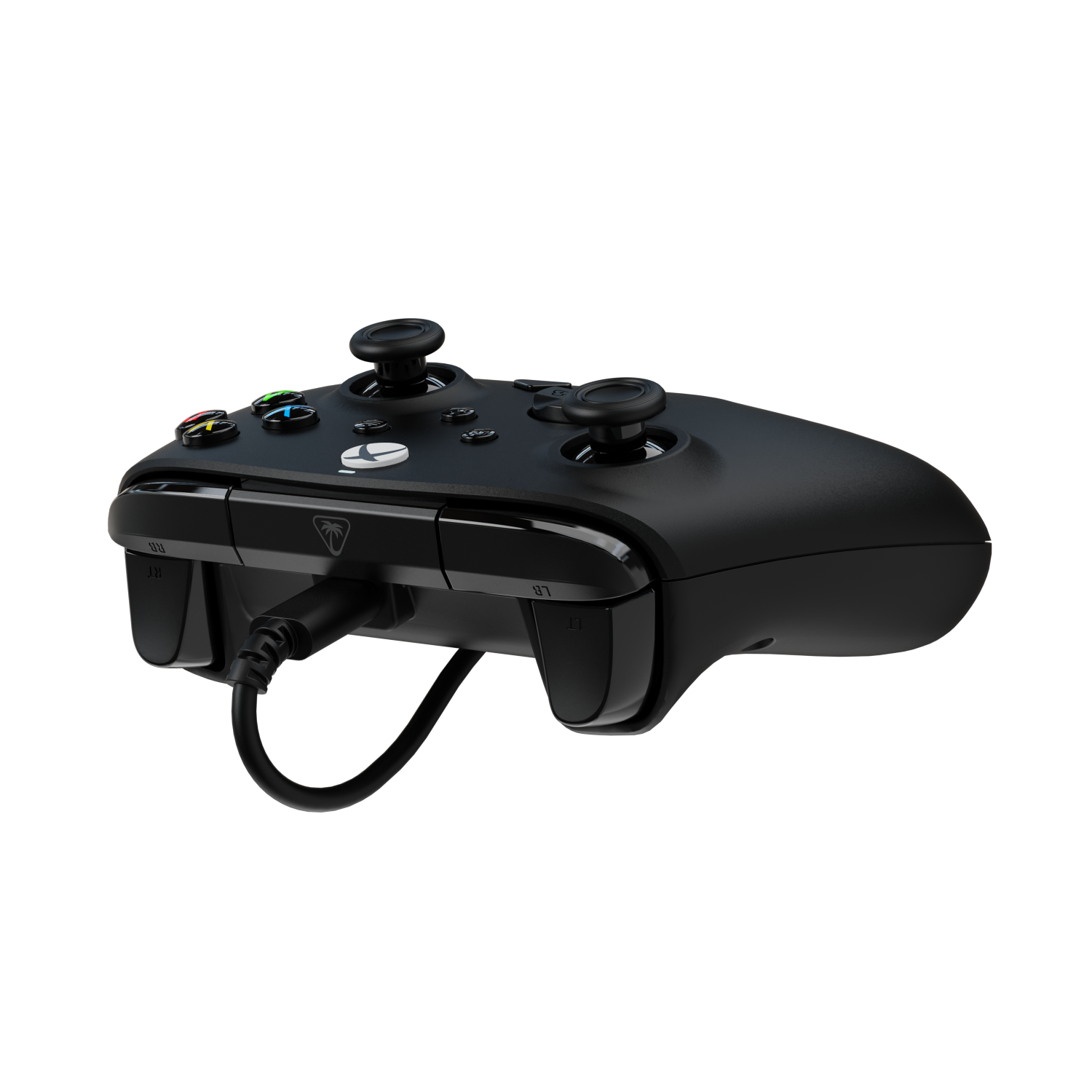 Un mando de videojuego negro con cable USB conectado, sobre fondo negro.