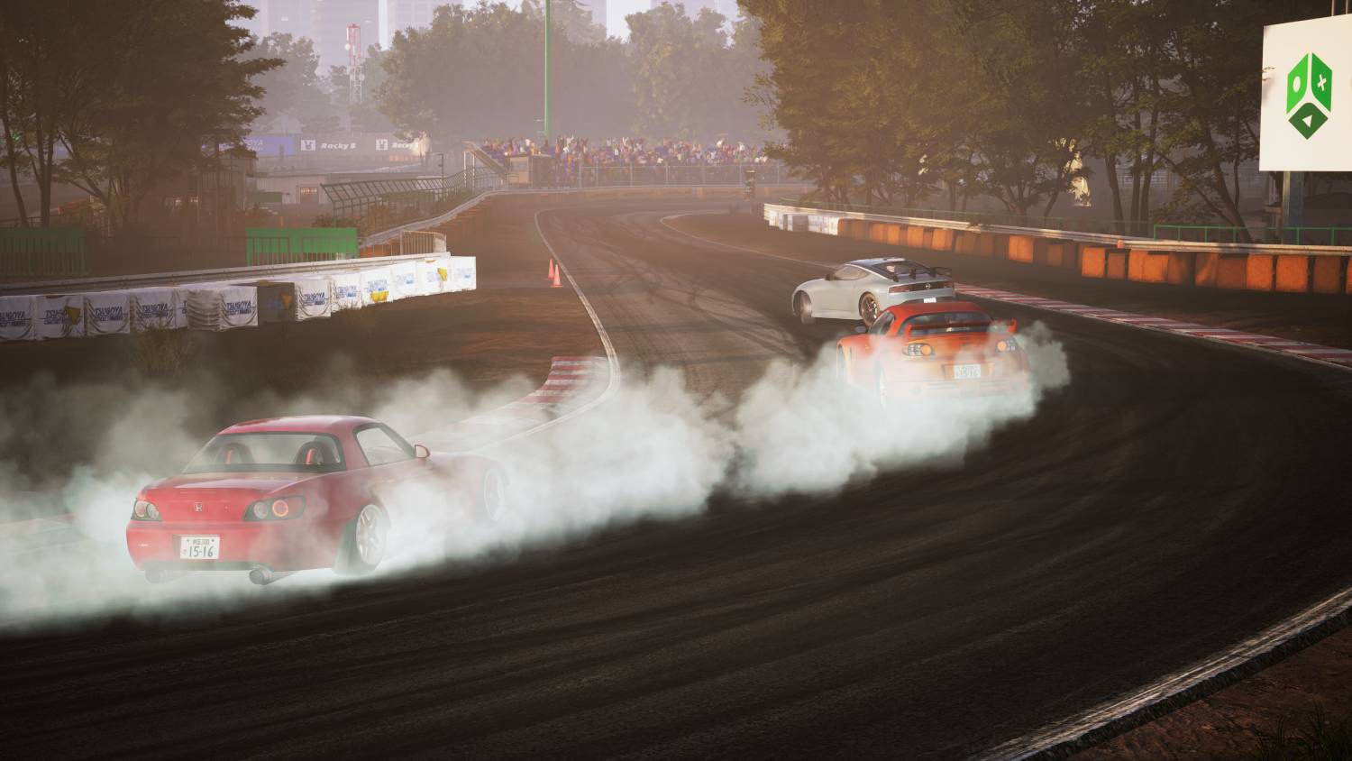 Coches rojos, naranjas y blancos derrapan en una pista de carreras levantando humo.