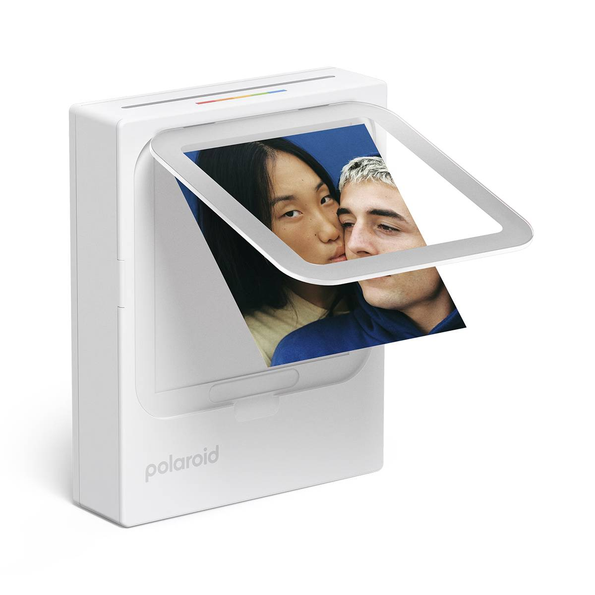 Una impresora Polaroid blanca con una foto de dos jóvenes juntos.