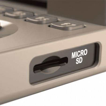 Primer plano de un dispositivo que muestra una ranura para tarjeta micro SD y botones.