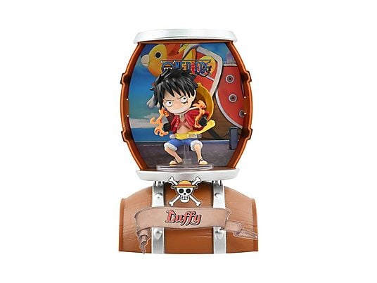 Figura de Luffy en un expositor de barril con efecto de llama. Bandera pirata arriba.