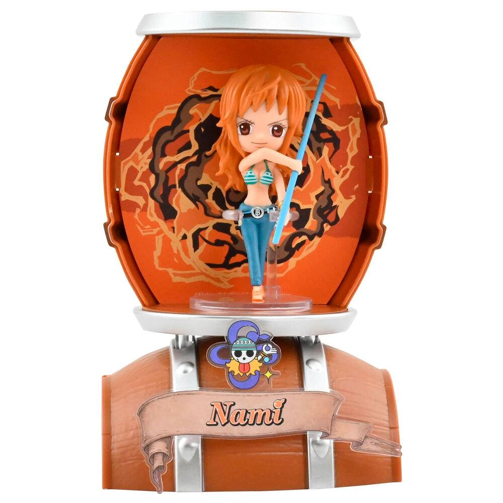 Una figura de Nami en bikini sosteniendo un bastón frente a un fondo naranja con patrón de llamas.