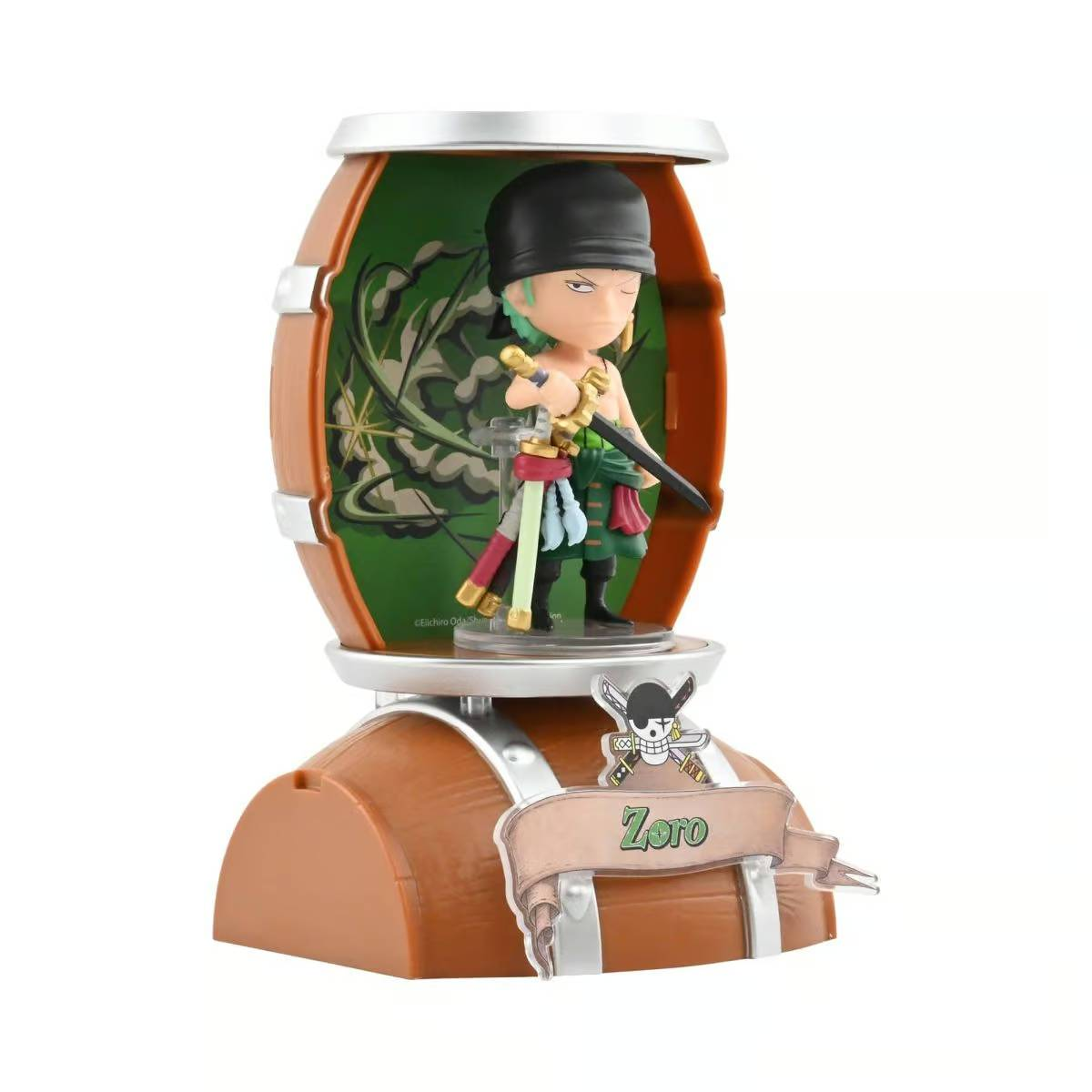 Una figura de Zoro está en un barril con espadas y un emblema de calavera.