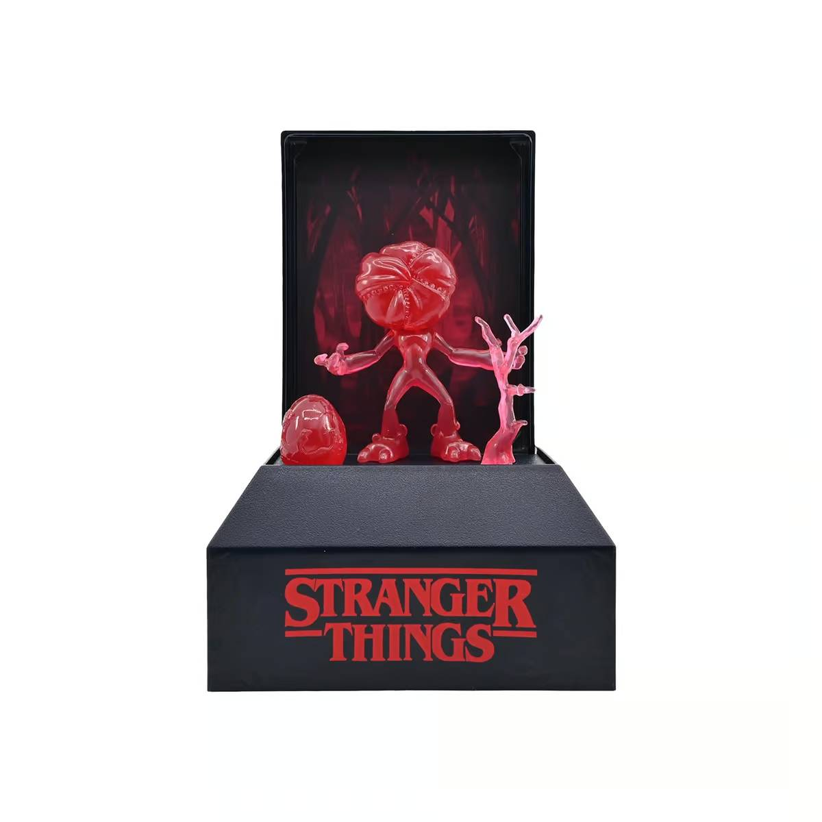 Figura roja con logo "Stranger Things" en base negra, con objeto similar a huevo.