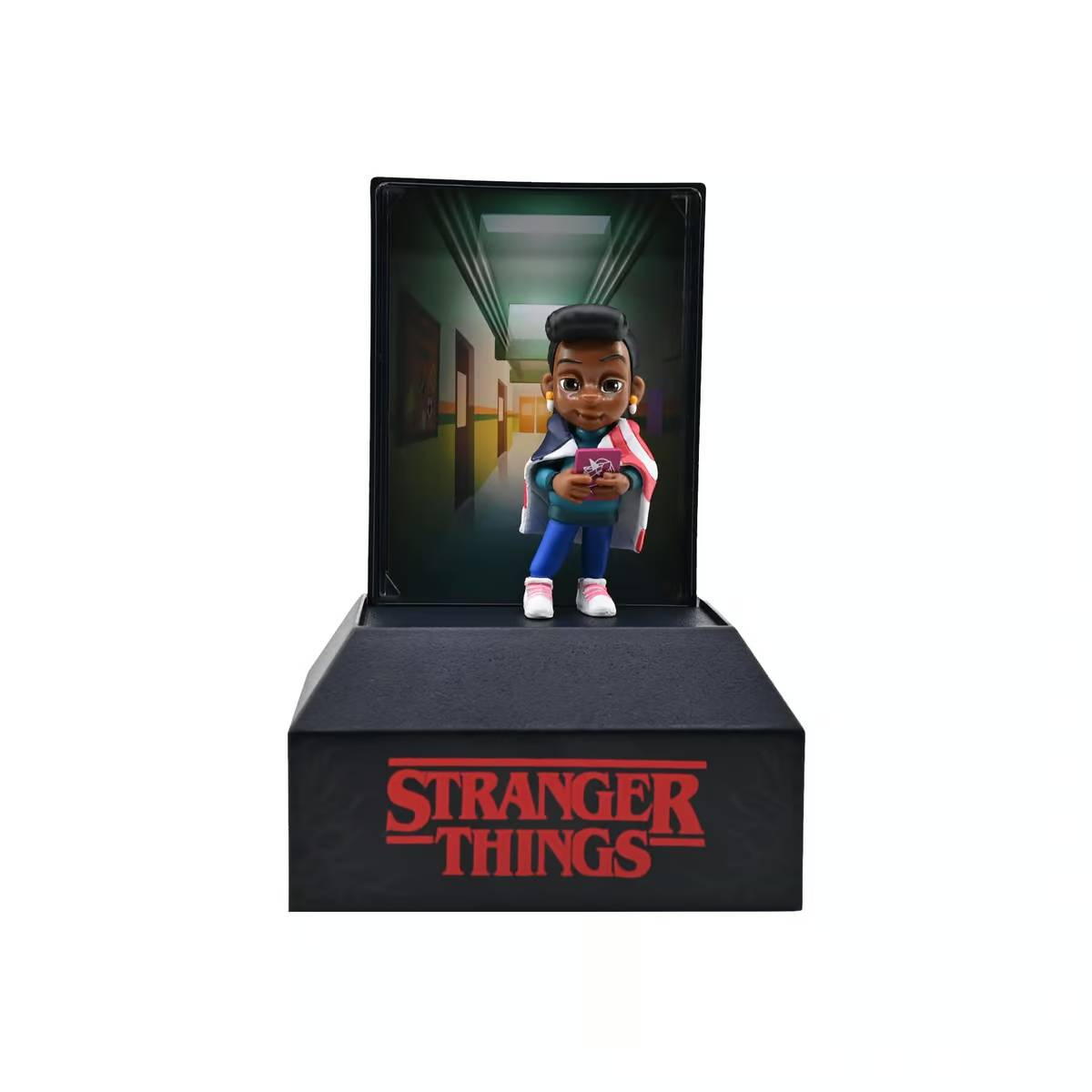 Una figura sostiene un libro en un pasillo con logo de Stranger Things.